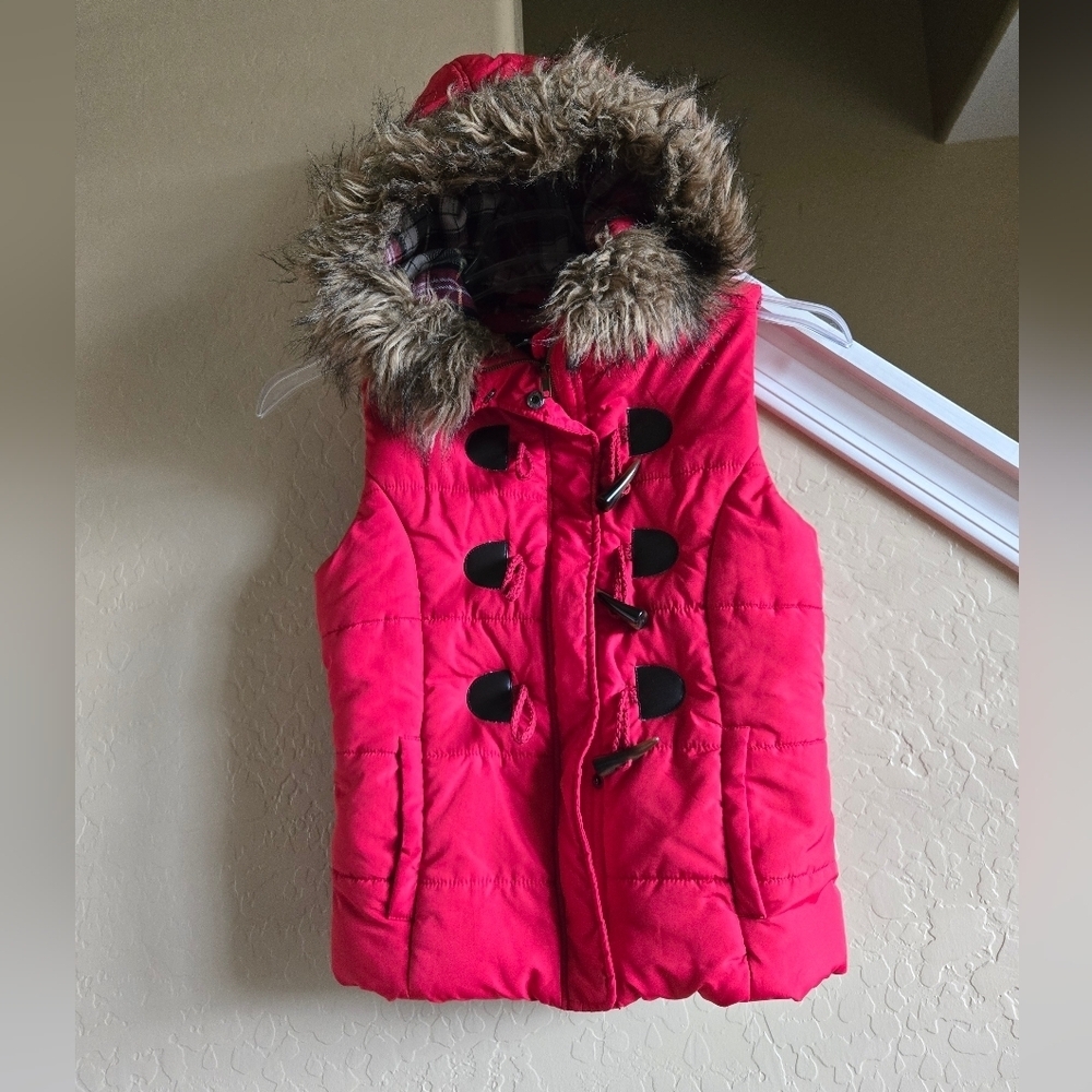 Love Tree Sz Small Juinors Red Quilted Kids Vest Faux Fur Hood Plaid Interior